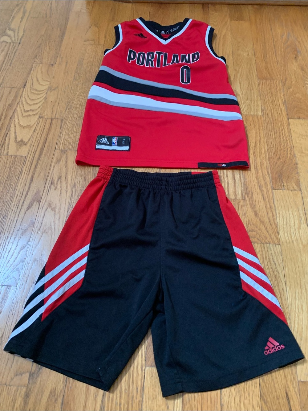 Adidas NBA Portland Blazers Damian Lillard #0 Jersey & Short Set
Boys Size 6/7